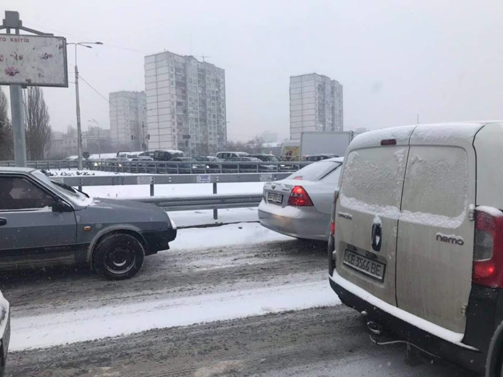 Киев завалило снегом: депутаты поразились тому, что дороги и тротуары никто не чистит (ФОТО)