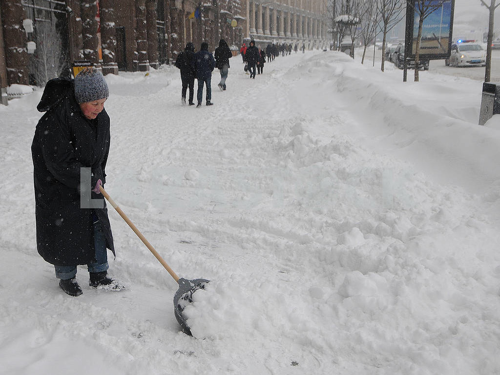 В Киеве проблемы с очисткой снега из-за недостаточного количества техники – эксперт