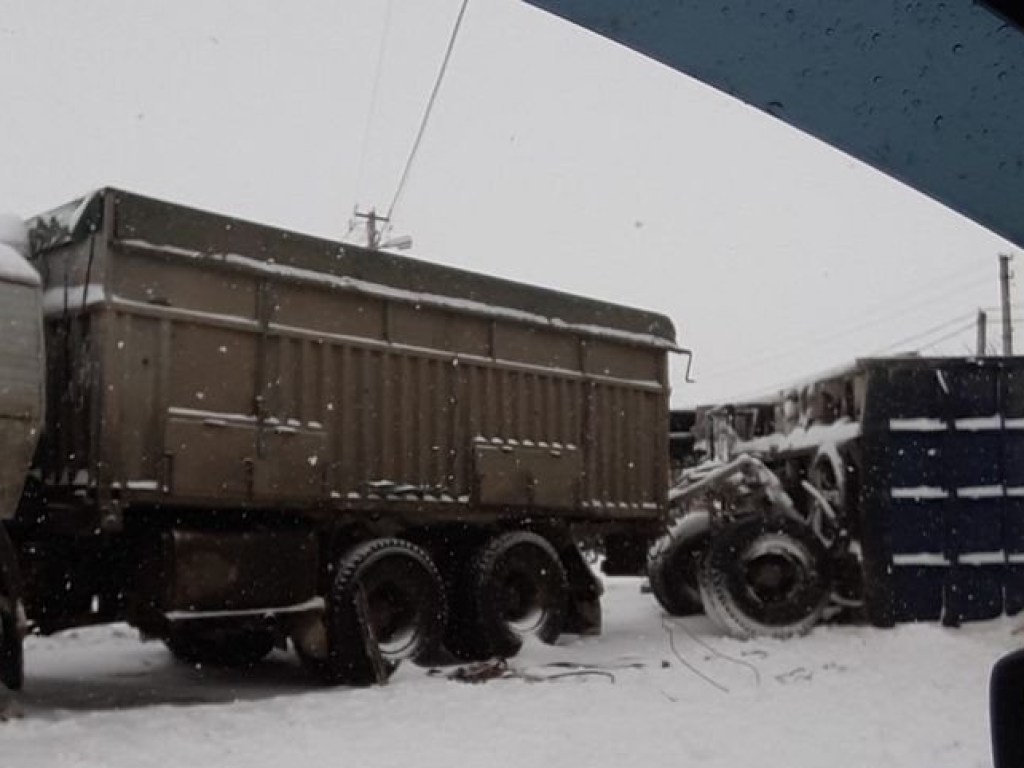 В Николаеве «КамАЗ» занесло на дороге: перевернулся прицеп с кукурузой (ФОТО)