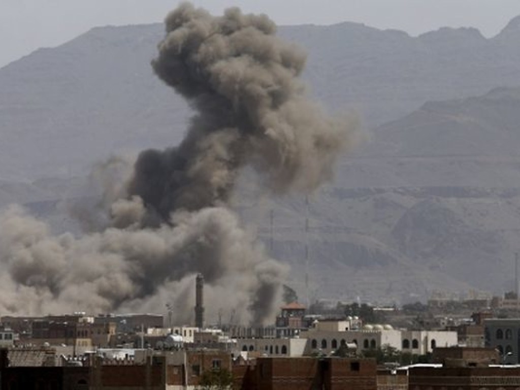 В столице Йемена произошли два взрыва на складах с ракетами и оружием