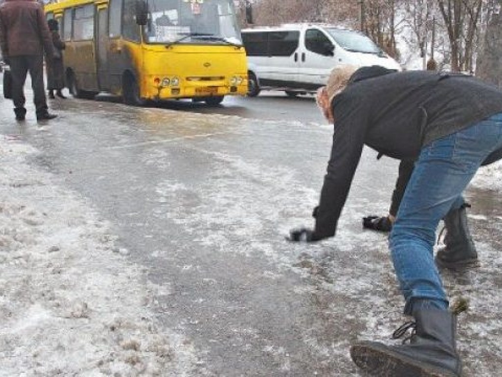 В связи с гололедицей в Киеве травмировалось 1470 человек