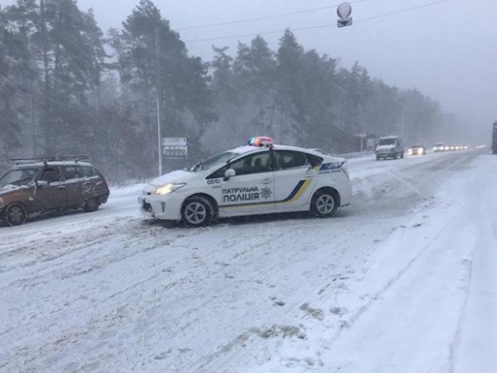 Снежный коллапс в Украине: за день на дорогах произошло 850 ДТП