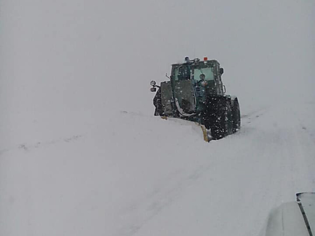 В Николаеве на некоторых дорогах толщина снежного покрова достигает 35 сантиметров (ФОТО, ВИДЕО)