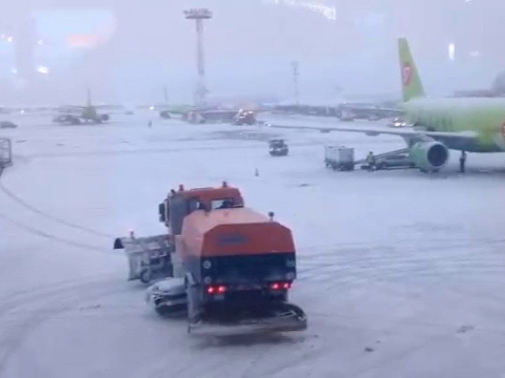 Снегопад в Киеве: в аэропортах изменится график отправки и посадки самолетов 