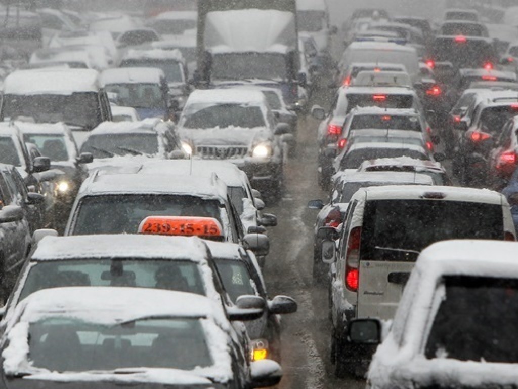 Снегопады в Киеве: в обеденное время уровень пробок на дорогах столицы достиг 8 баллов (КАРТА)
