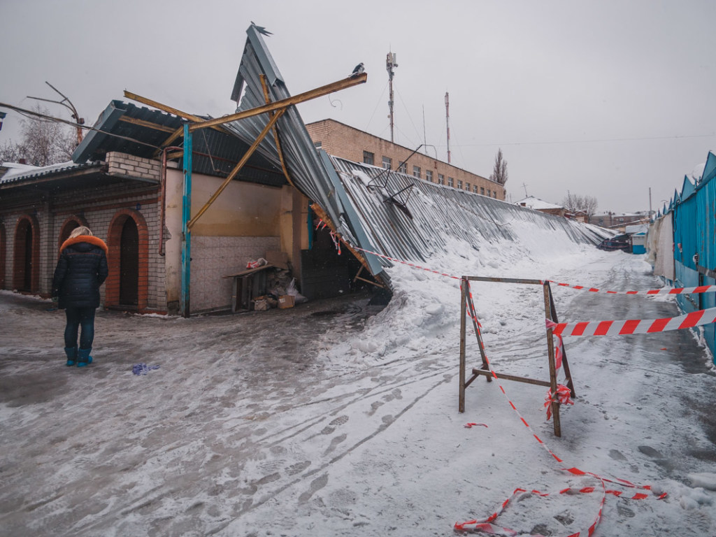 На центральном рынке Днепра обрушилась крыша (ФОТО)