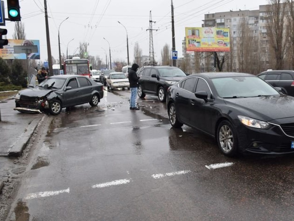В Николаеве столкнулись Geely и Mazda, образовалась пробка (ФОТО)