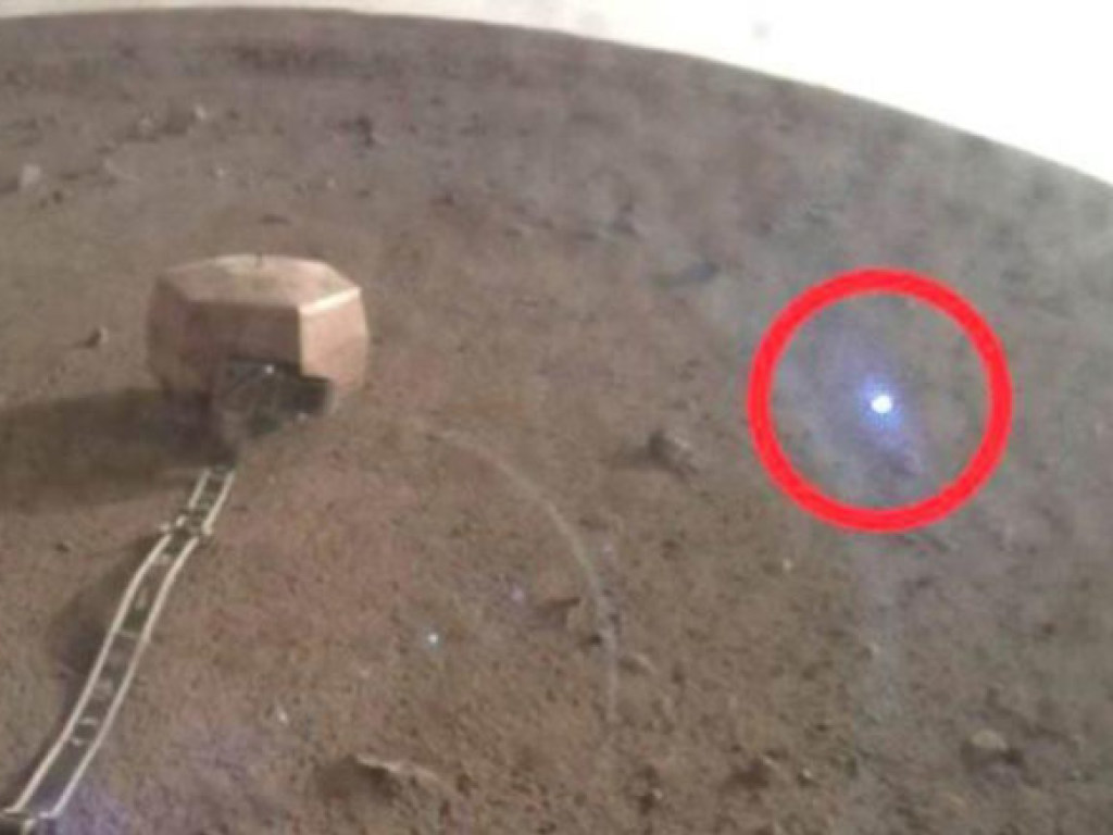Аппарат NASA зафиксировал загадочный синий огонек (ВИДЕО)