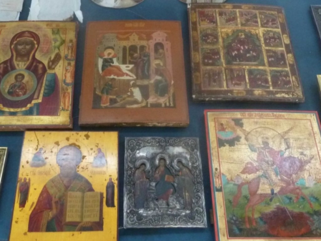 На границе у украинского водителя грузовика изъяли 17 уникальных древних икон (ФОТО)