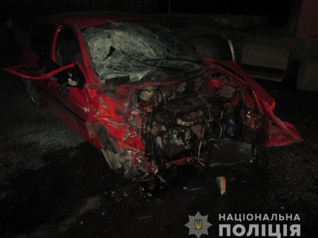 Во Львовской области женщина за рулем Peugeot столкнулась с грузовиком: пострадали дети (ФОТО)