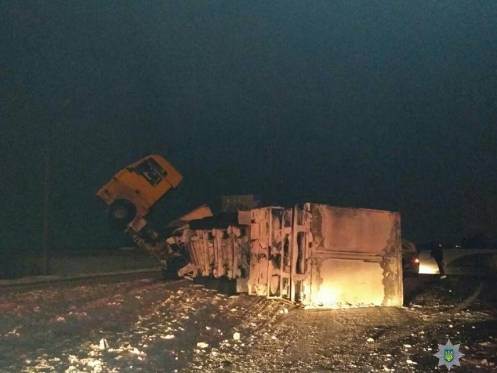 Под Киевом перевернулся грузовик и заблокировал дорогу (ФОТО, ВИДЕО)