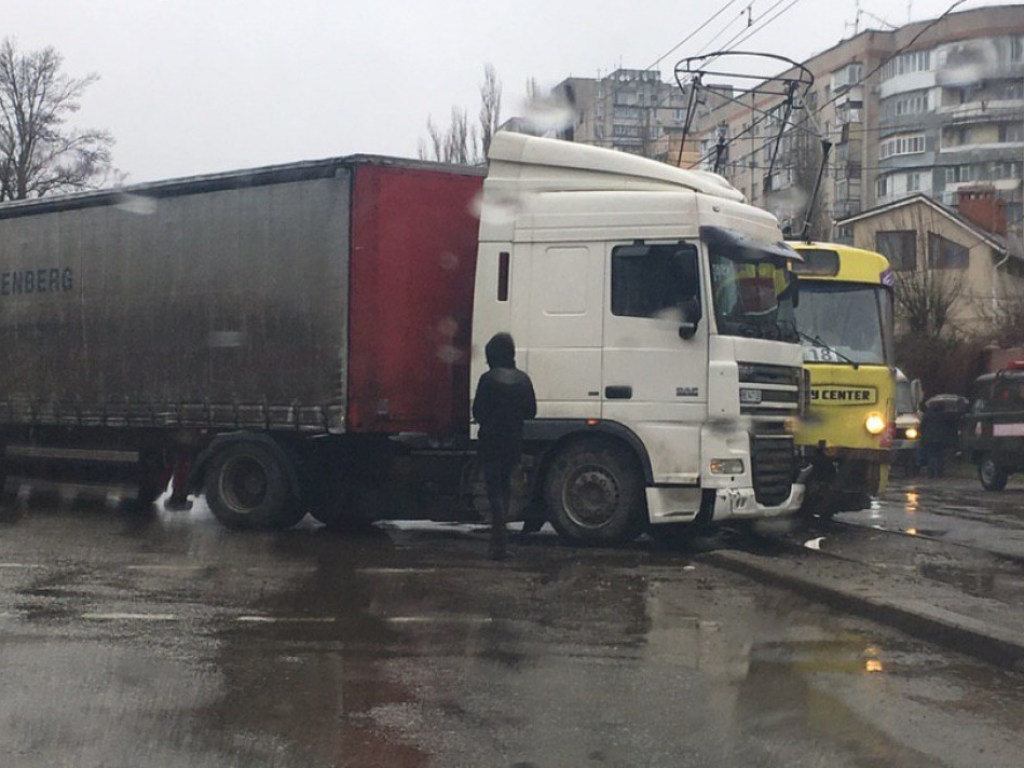 В Одессе трамвай протаранил фуру (ФОТО)