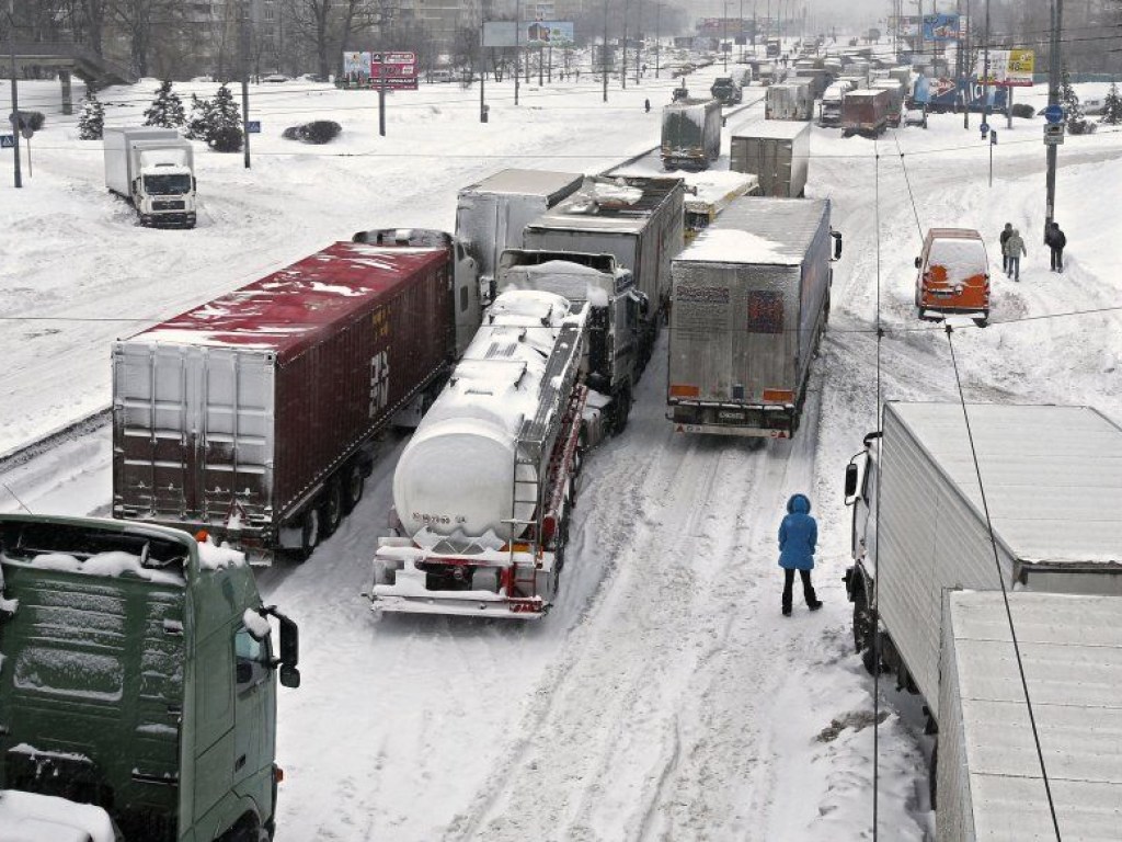 Непогода в Украине: по дорогам государственного значения ограничили движение