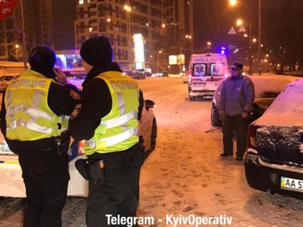 На проспекте Правды в Киеве водитель Dacia решился на опасный маневр и попал в ДТП (ФОТО, ВИДЕО)