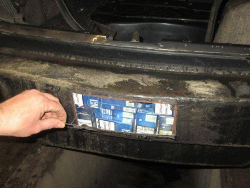 Венгерские таможенники забрали у украинца Audi за попытку провоза контрабандных сигарет (ФОТО)