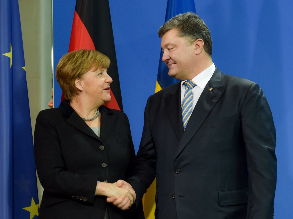 Меркель и Порошенко обсудили вопросы кибербезопасности во время проведения президентских выборов