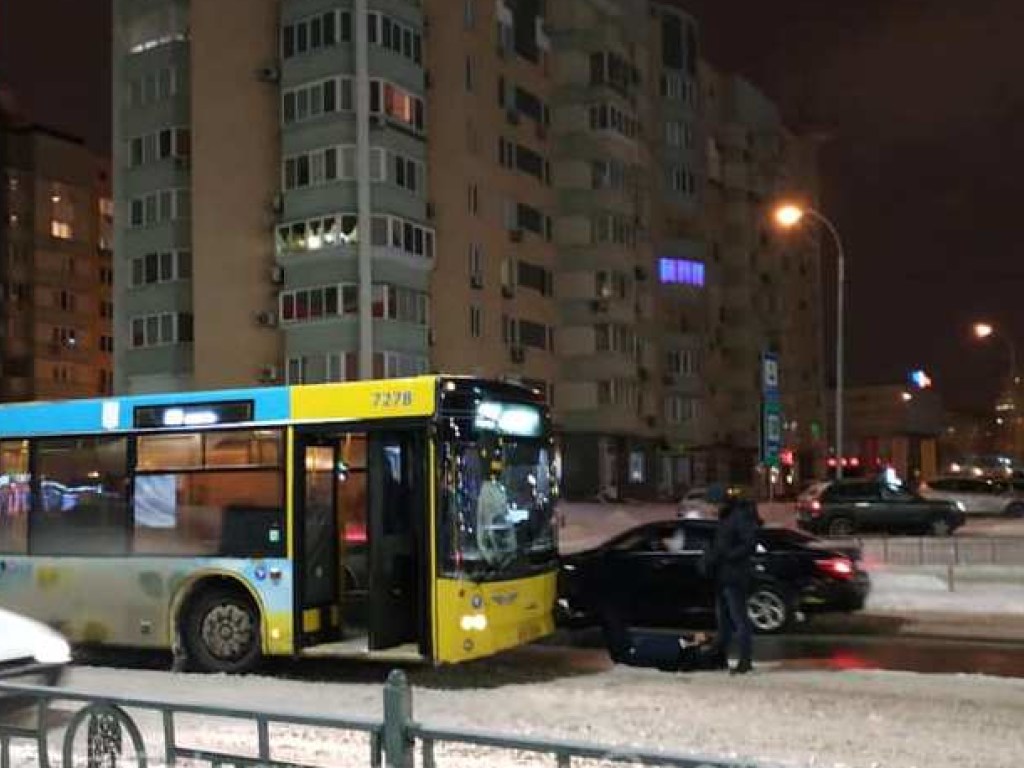 На Левобережной в Киеве автобус сбил иностранного пешехода-нарушителя (ФОТО)