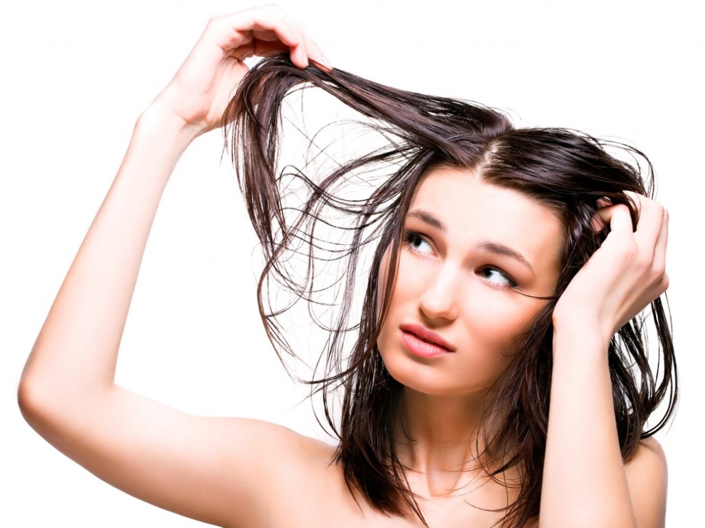 Косметолог: Ошибки при мытье волос делают их ломкими