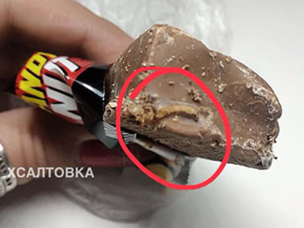 Жительница Харькова обнаружила в конфете Roshen белых червей (ФОТО)