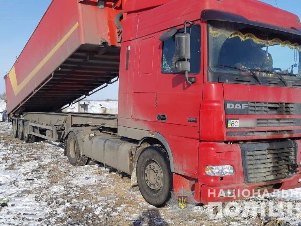 На Киевщину приехали два грузовика со львовским мусором (ФОТО)