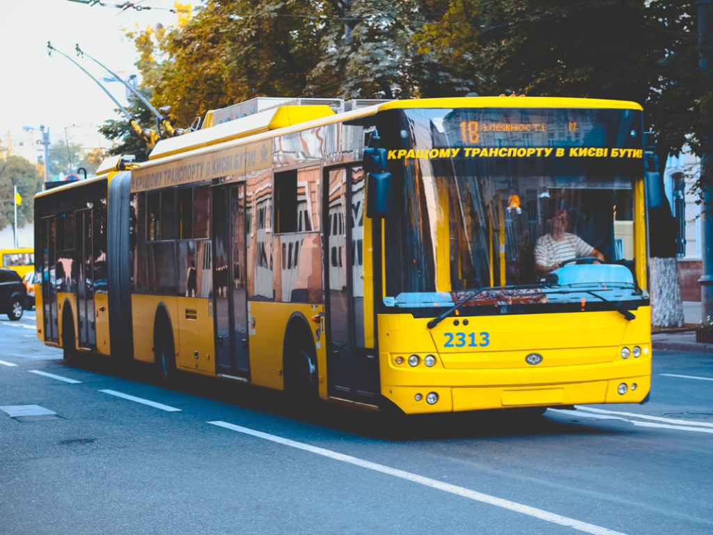 В Киеве троллейбус врезался в грузовик (ВИДЕО)