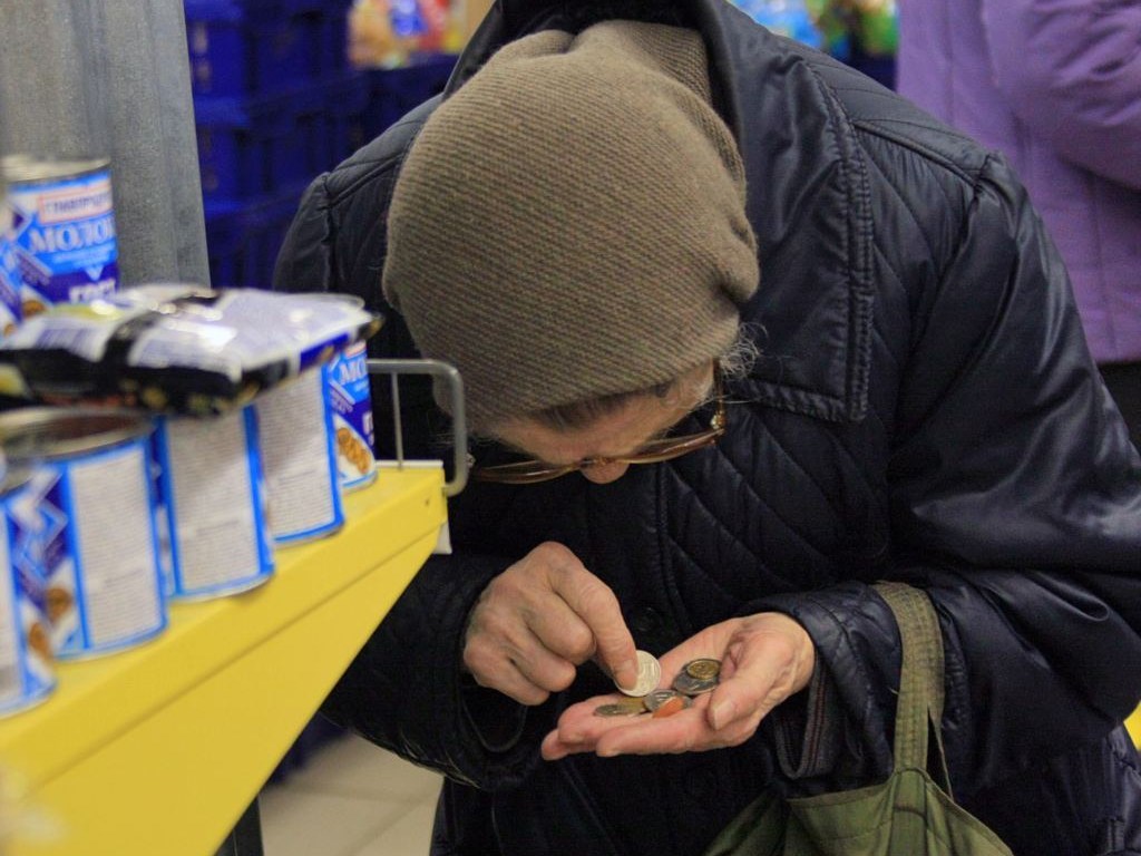 Украинские пенсионеры влачат нищенское существование, они живут на 3 доллара в день – экономист