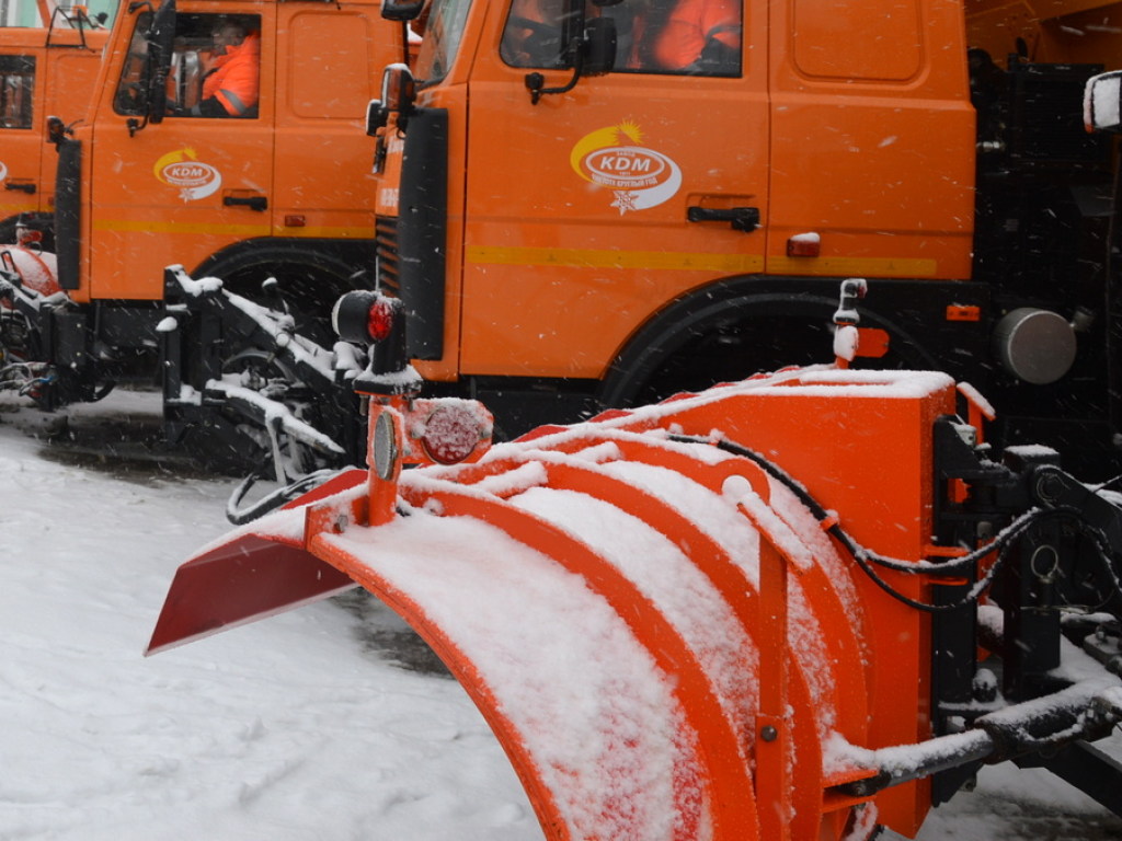 В Харькове в снегу застряла снегоуборочная машина (ВИДЕО)