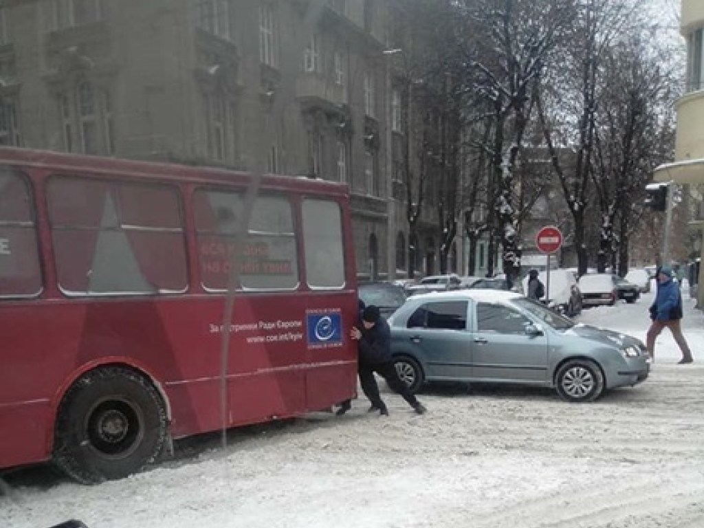 Снежный апокалипсис во Львове: из-за сильного снегопада образовались многокилометровые пробки (ФОТО)