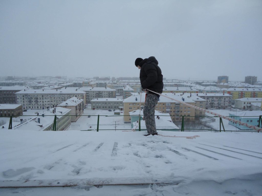 В Полтаве в двухэтажном жилом доме обрушилась крыша из-за снега