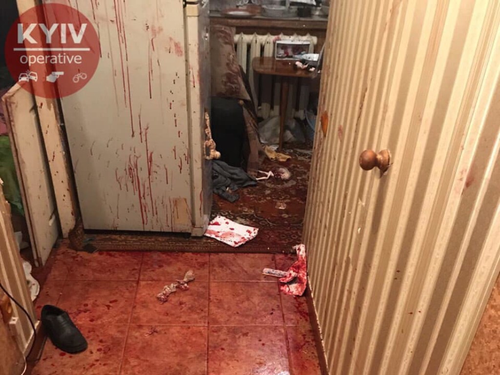 Полиция обнаружила следы крови на стене: в Киеве пьяный мужчина бегал с ножом за женой и душил дочь (ФОТО)