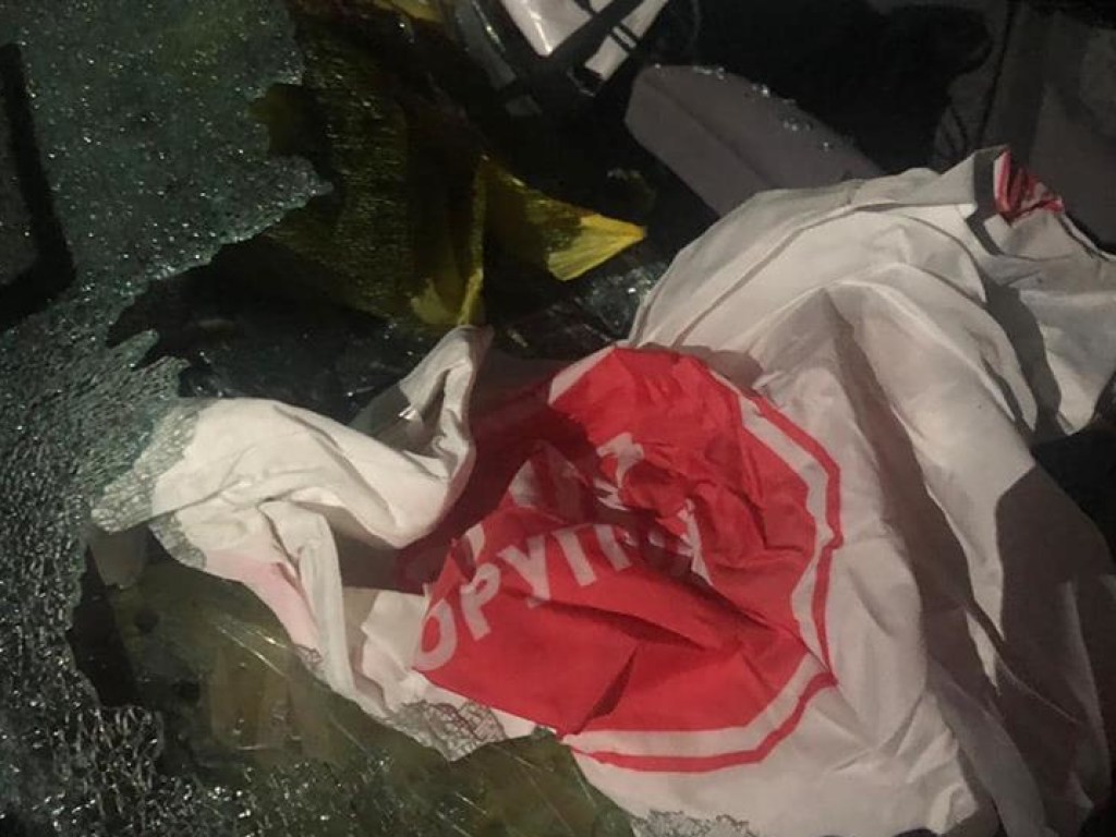 Грозили убить: В Киеве на Выдубичах жестоко избили журналистов и изрубили их авто топором (ФОТО, ВИДЕО)