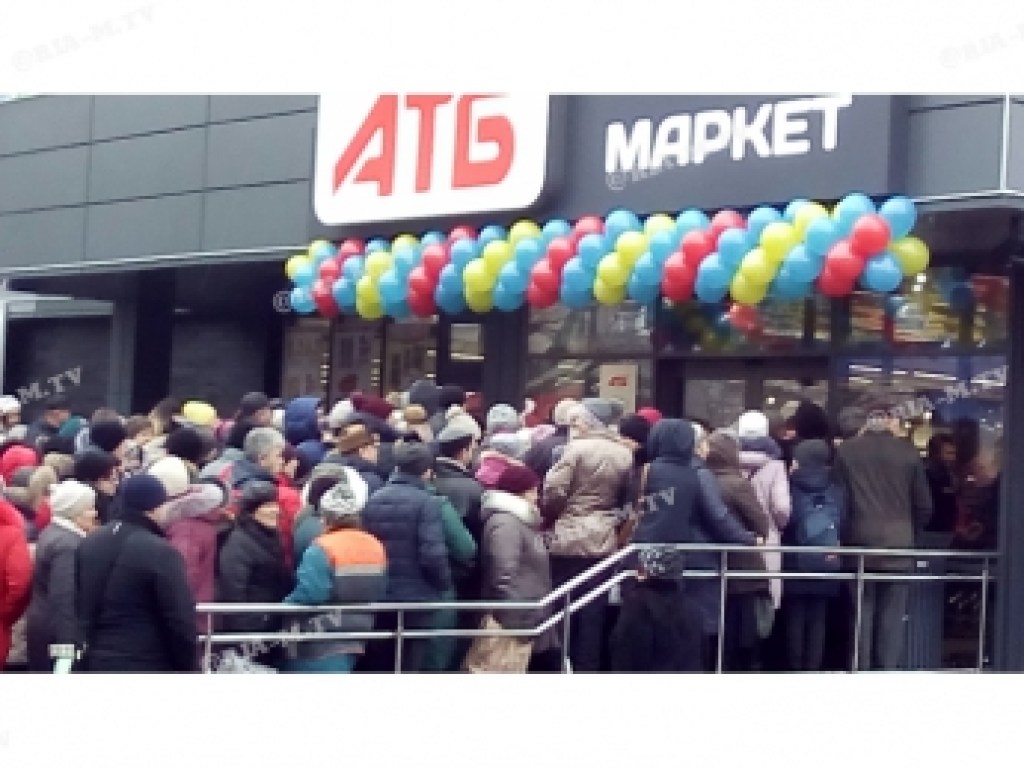Искали подешевле: в Мелитополе покупатели ради низких цен штурмовали новый магазин (ФОТО)