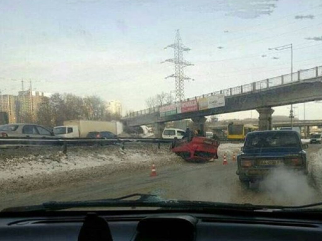 В Киеве возле станции метро «Выдубичи» перевернулся автомобиль (ФОТО)