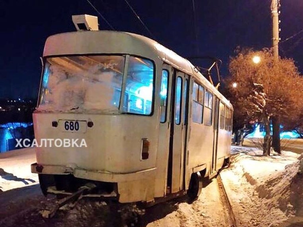 В Харькове трамвай сошел со скользких рельсов (ФОТО)