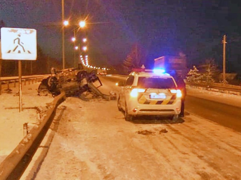 Под Житомиром семья с маленькими детьми попала в смертельное ДТП: авто Mitsubishi врезалось в отбойник (ФОТО)