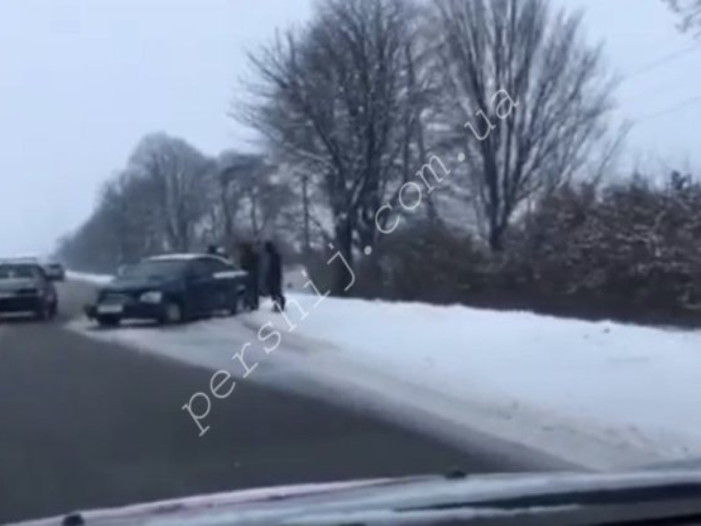 На трассе Киев-Чоп столкнулись три автомобиля (ФОТО)