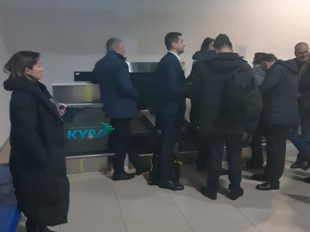 В Киеве отменили полет в Одессу и бросили пассажиров: украинская авиакомпания угодила в скандал (ФОТО, ВИДЕО)