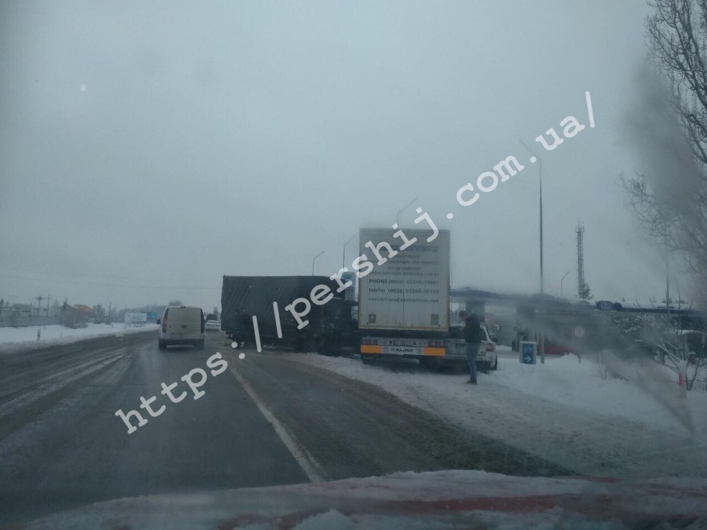 Из-за скользких дорог в Ужгороде произошло ДТП (ФОТО)