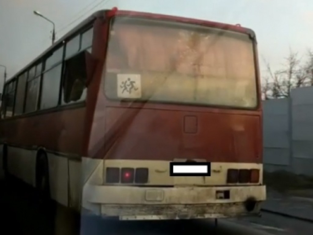 В Запорожье автобус с разбитым стеклом вез детей в школу (ФОТО, ВИДЕО)