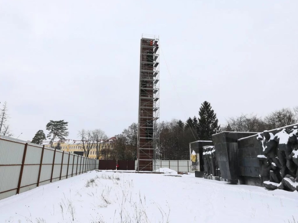 Стелу Монумента Славы во Львове начали демонтировать (ФОТО)