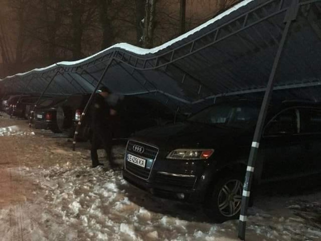 В Днепре на элитные автомобили рухнула крыша платной парковки: машины пострадали (ФОТО)