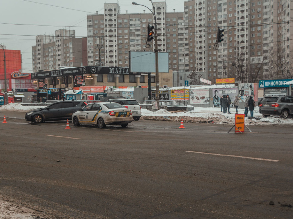 На Харьковском шоссе в Киеве BMW X5 с ребенком в салоне врезался в Kia (ФОТО, ВИДЕО)