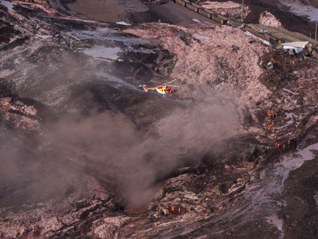 Из-за прорыва плотины на шахте в Бразилии погибли 50 человек (ВИДЕО)
