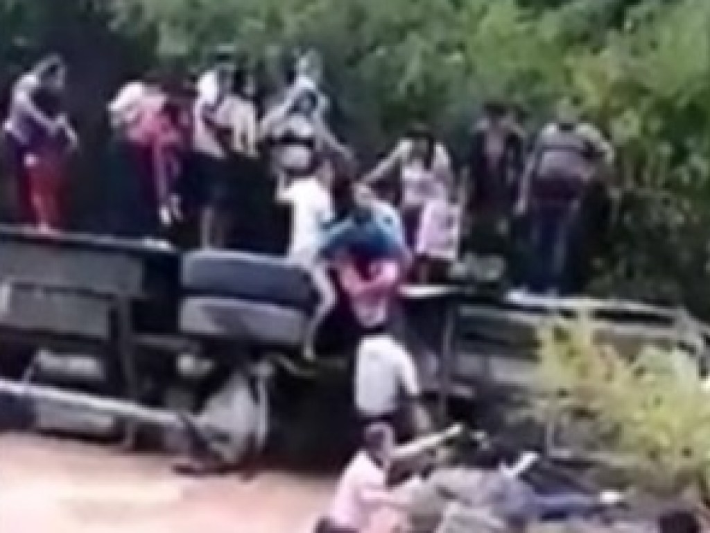 Автобус с туристами рухнул в реку в Перу (ФОТО)