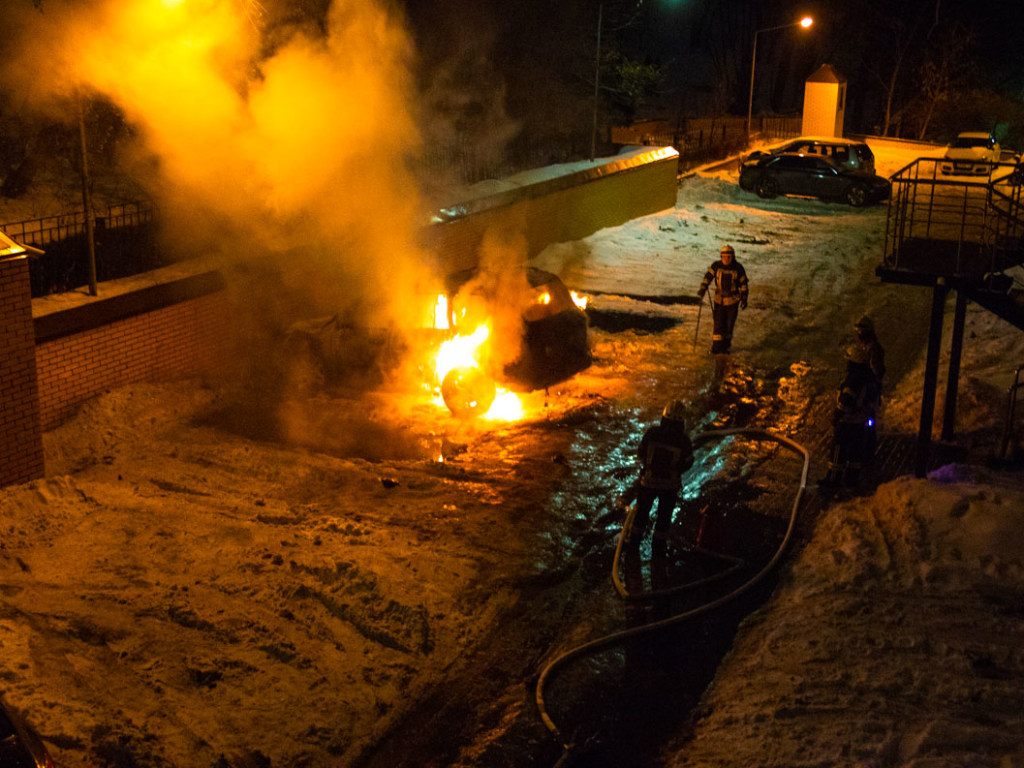 В Киеве на Печерске сгорел Lexus (ФОТО)