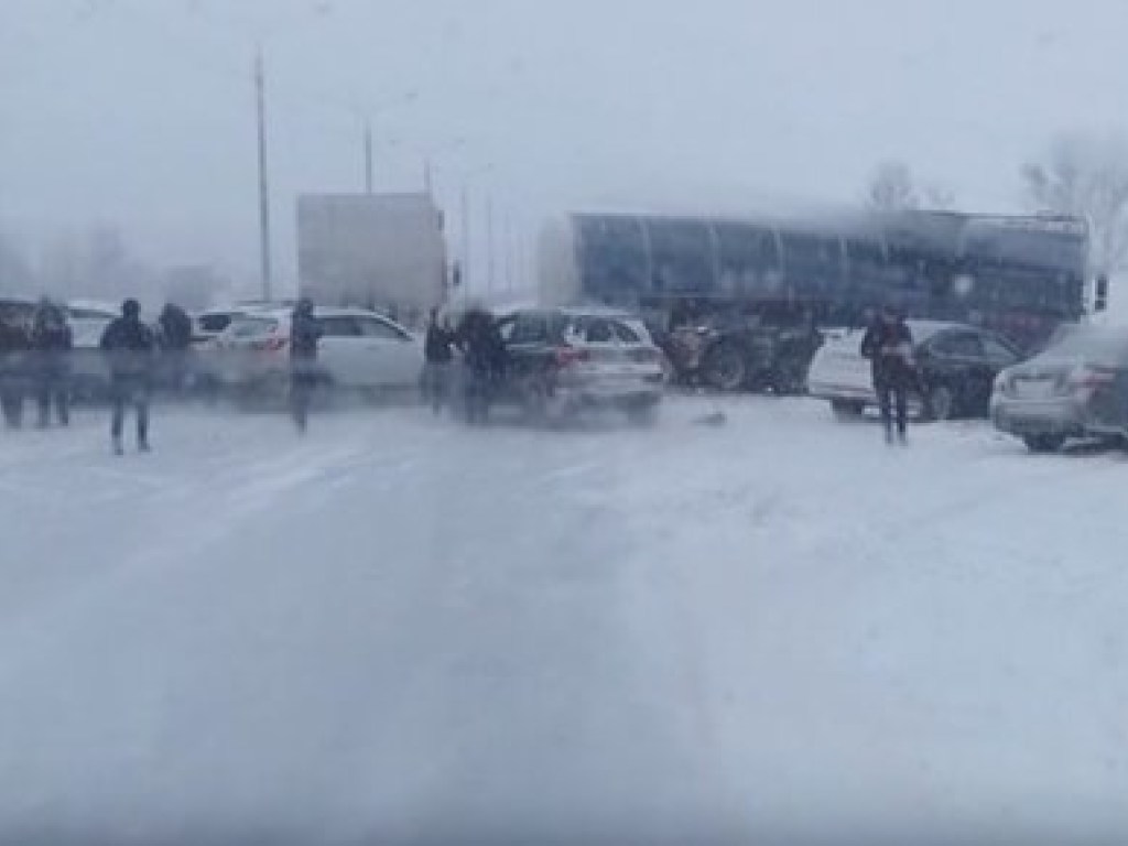 На шоссе под Москвой столкнулись два десятка автомобилей (ФОТО, ВИДЕО)