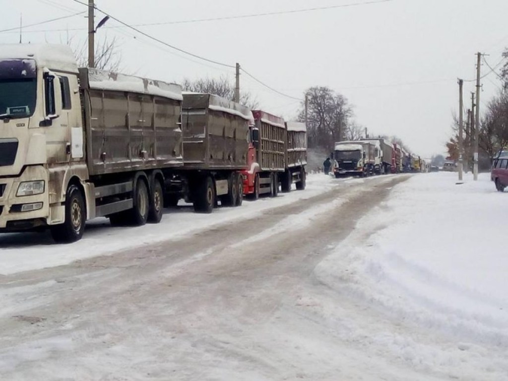 На трассе Н-14 «Николаев-Кропивницкий» застряли больше 10 фур (ФОТО, ВИДЕО)