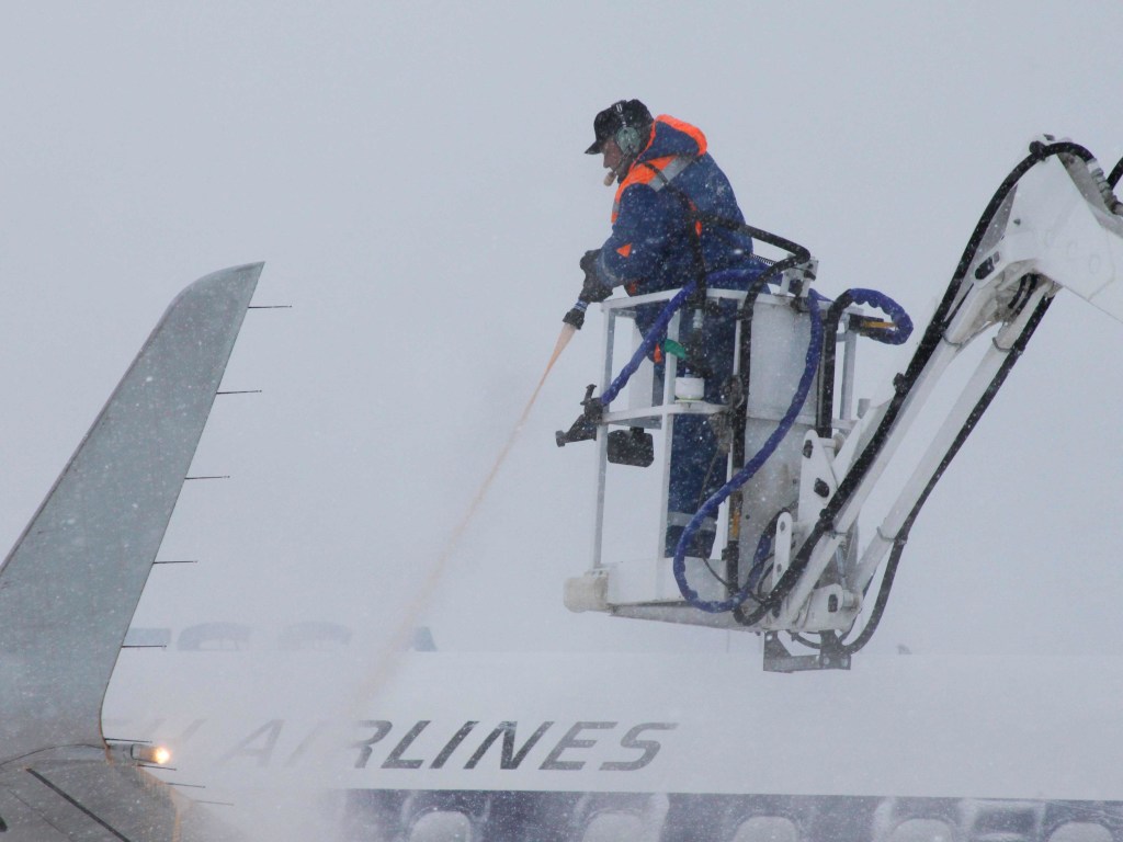 Непогода в Украине: снегопад существенно ухудшил ситуацию в аэропортах и на дорогах страны