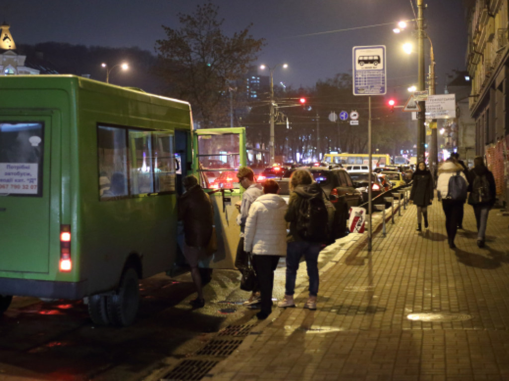 В Мелитополе водитель маршрутки закрыл школьницу в пустом салоне и оскорбил ее