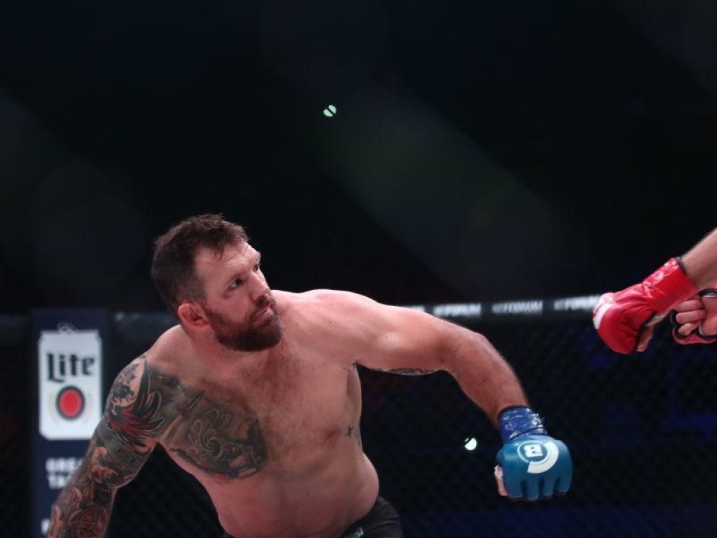 MMA: Американец Бэйдер быстро расправился с Емельяненко в финале престижного турнира (ВИДЕО)